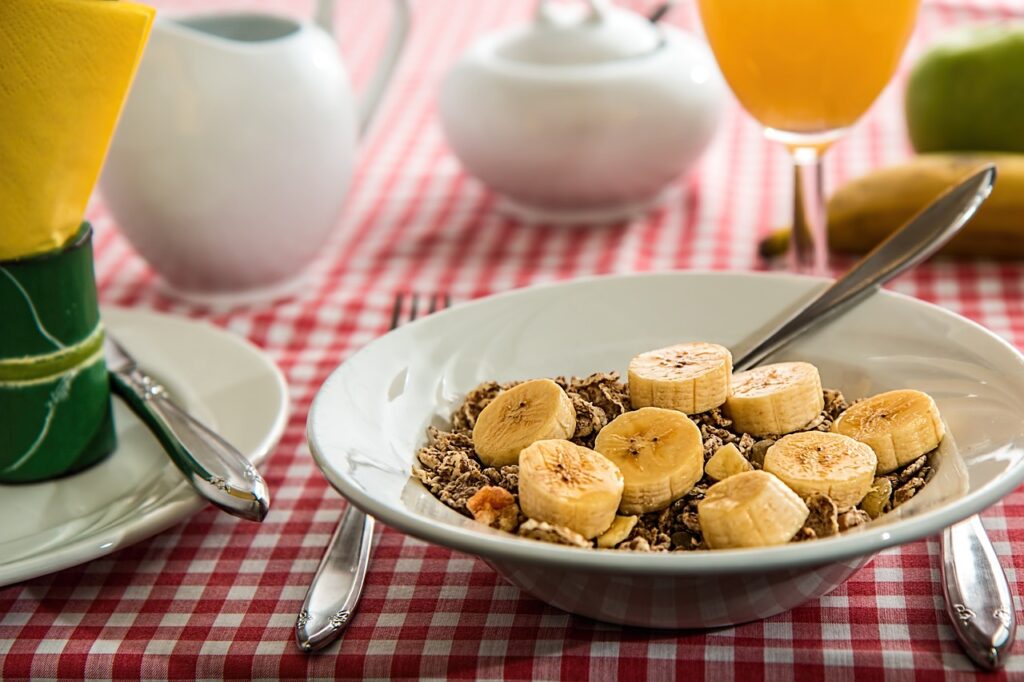 oatmeal_with_bananas_on_white_red_checkered_table_cloth